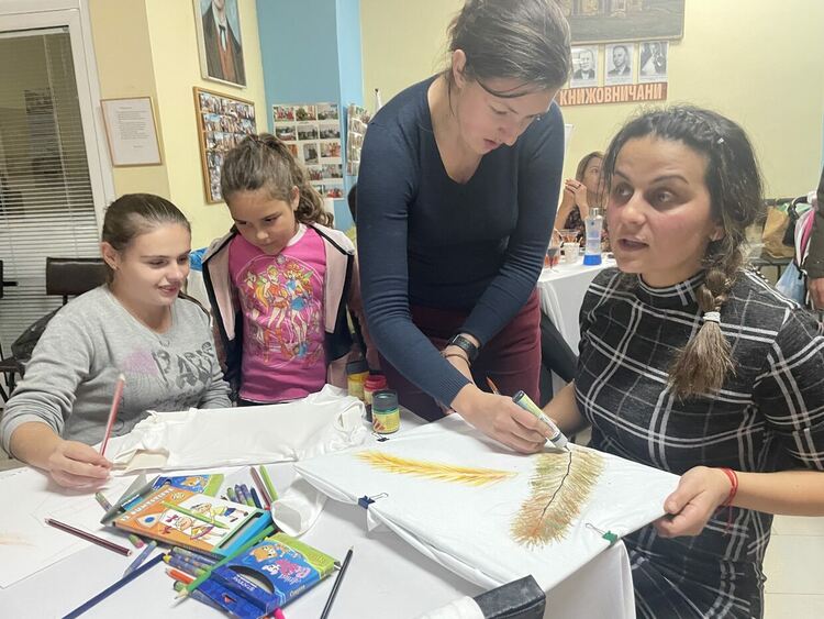 Деца и родители с творческо ателие в дъждовната събота