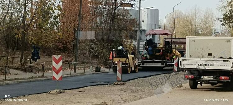 Асфалтират най-разбития участък на невралгичната улица „Заводска” в Кърджали
