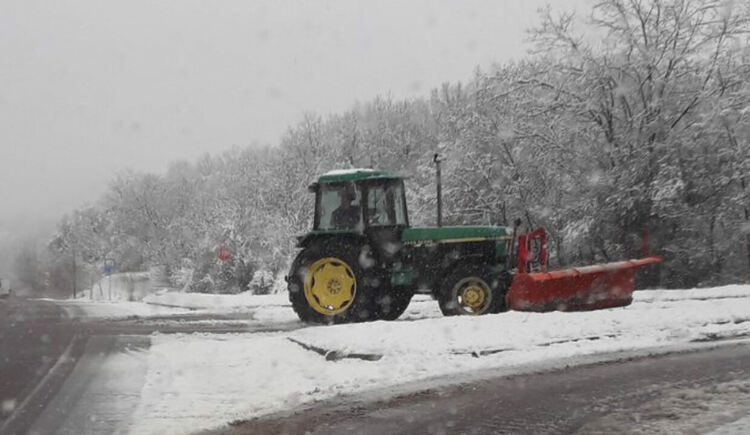 Държавата поддържа 649 км републиканска пътна мрежа в областта,82 снегопочистващи машини са в готовност