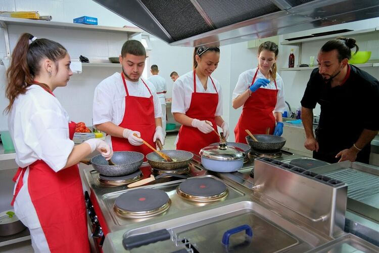Изкуство и средиземноморски аромати в гимназията по туризъм