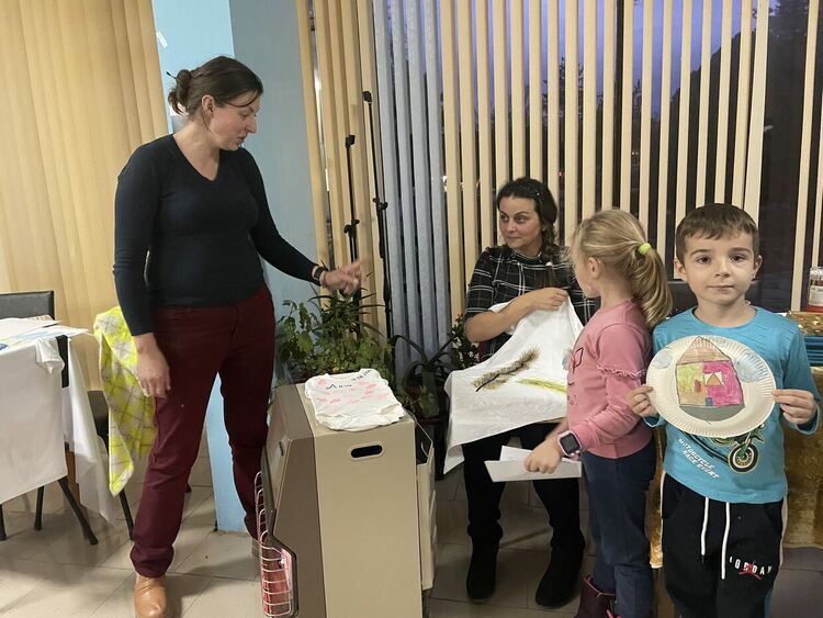 Деца и родители с творческо ателие в дъждовната събота