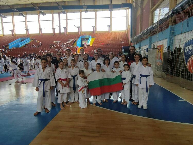 Кошница с медали за състезателите на „Арес“ – най-титулуваният карате-клуб в Кърджали