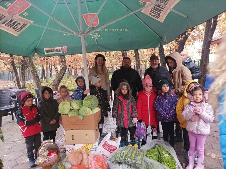 Деца и родители купиха храна и нахраниха животните в зоопарка в Хасково