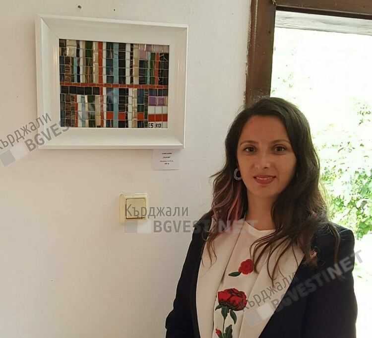 Есин Салим,художничката рисуваща словото