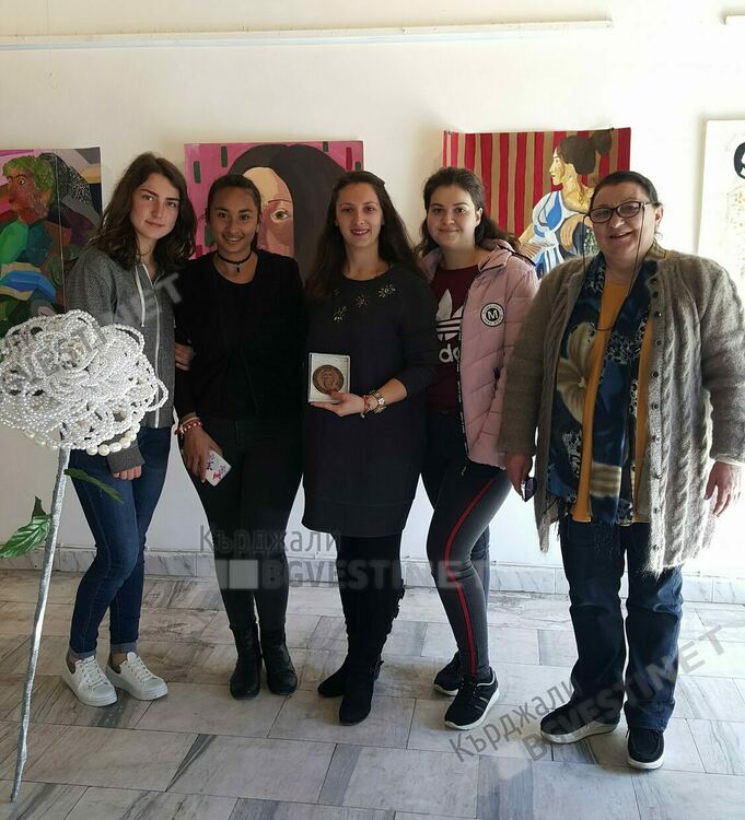 Есин Салим,художничката рисуваща словото