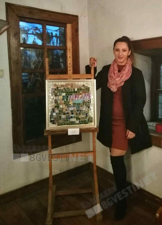 Есин Салим,художничката рисуваща словото