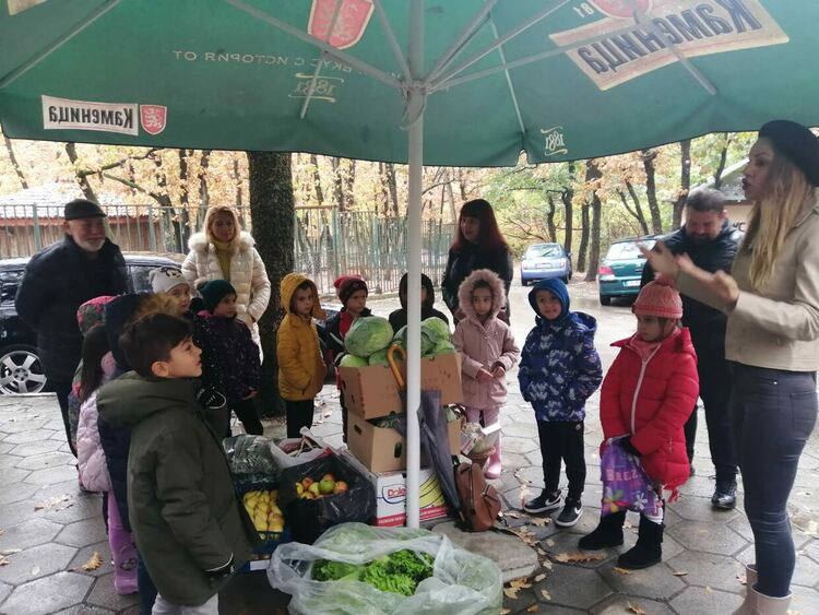 Деца и родители купиха храна и нахраниха животните в зоопарка в Хасково