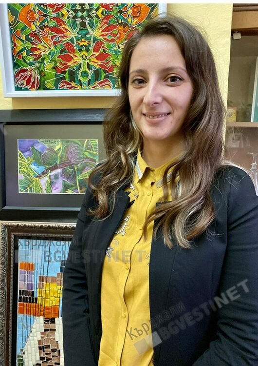 Есин Салим,художничката рисуваща словото