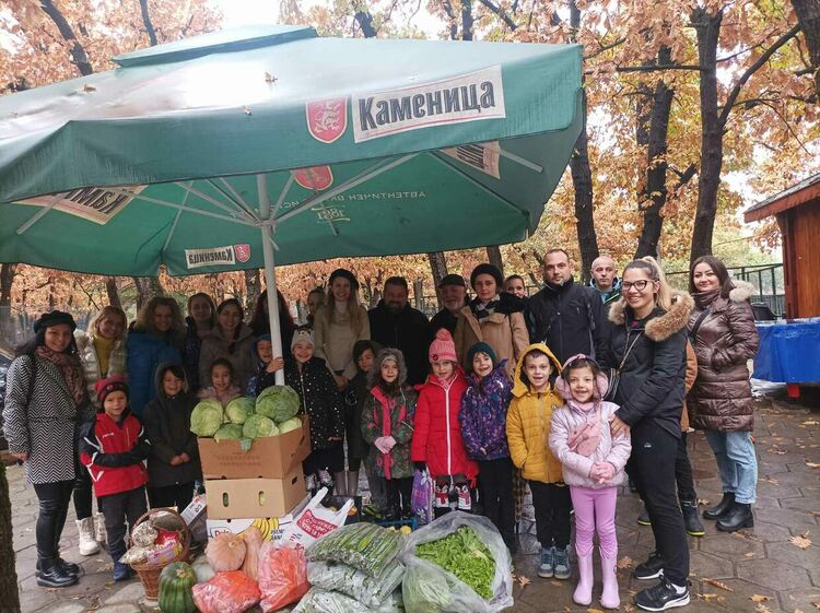 Деца и родители купиха храна и нахраниха животните в зоопарка в Хасково