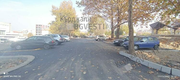 Новият паркинг в Момчилград вече се ползва,паркирането е  безплатно