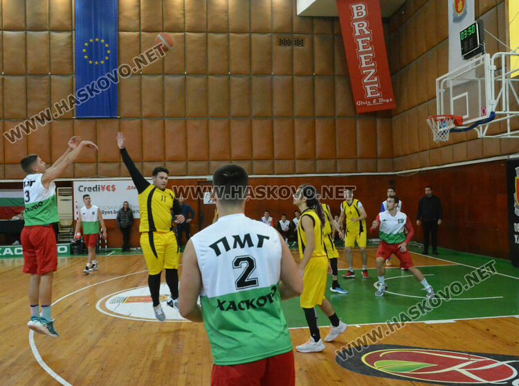 ПМГ и &bdquo;Климент Охридски&ldquo; с победи на старта на ученическо първенство по баскетбол