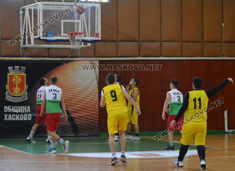 ПМГ и &bdquo;Климент Охридски&ldquo; с победи на старта на ученическо първенство по баскетбол