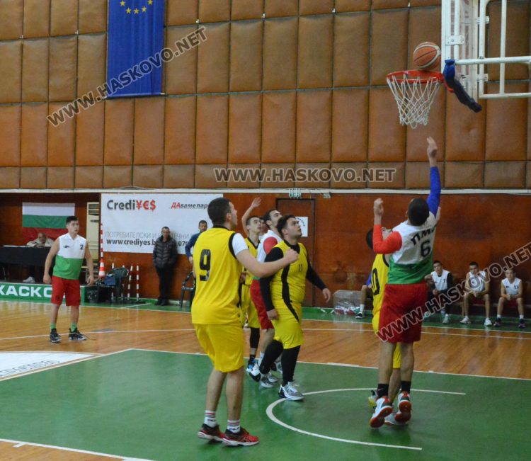 ПМГ и &bdquo;Климент Охридски&ldquo; с победи на старта на ученическо първенство по баскетбол