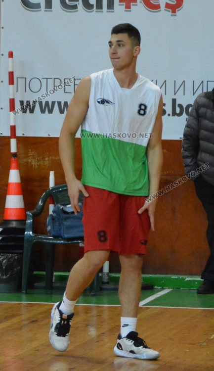 ПМГ и &bdquo;Климент Охридски&ldquo; с победи на старта на ученическо първенство по баскетбол