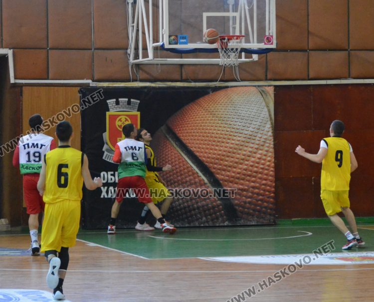 ПМГ и &bdquo;Климент Охридски&ldquo; с победи на старта на ученическо първенство по баскетбол