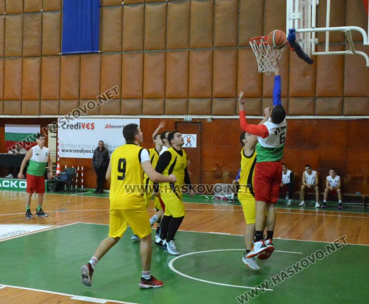 ПМГ и &bdquo;Климент Охридски&ldquo; с победи на старта на ученическо първенство по баскетбол