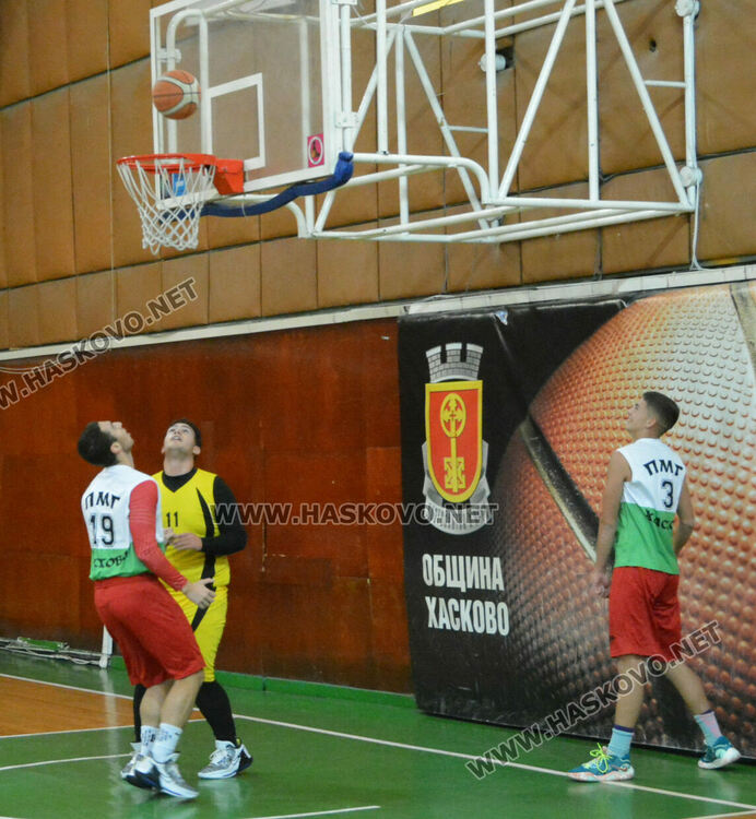 ПМГ и &bdquo;Климент Охридски&ldquo; с победи на старта на ученическо първенство по баскетбол