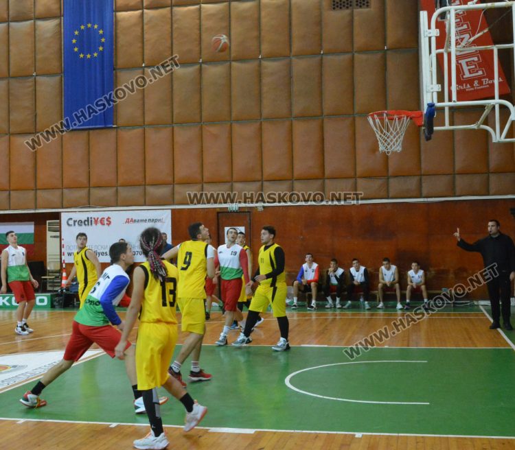 ПМГ и &bdquo;Климент Охридски&ldquo; с победи на старта на ученическо първенство по баскетбол