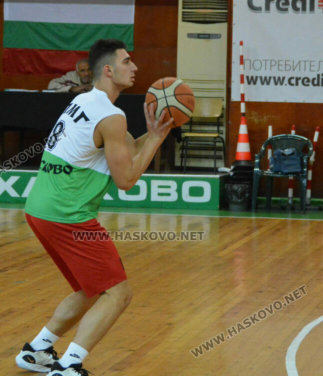 ПМГ и &bdquo;Климент Охридски&ldquo; с победи на старта на ученическо първенство по баскетбол