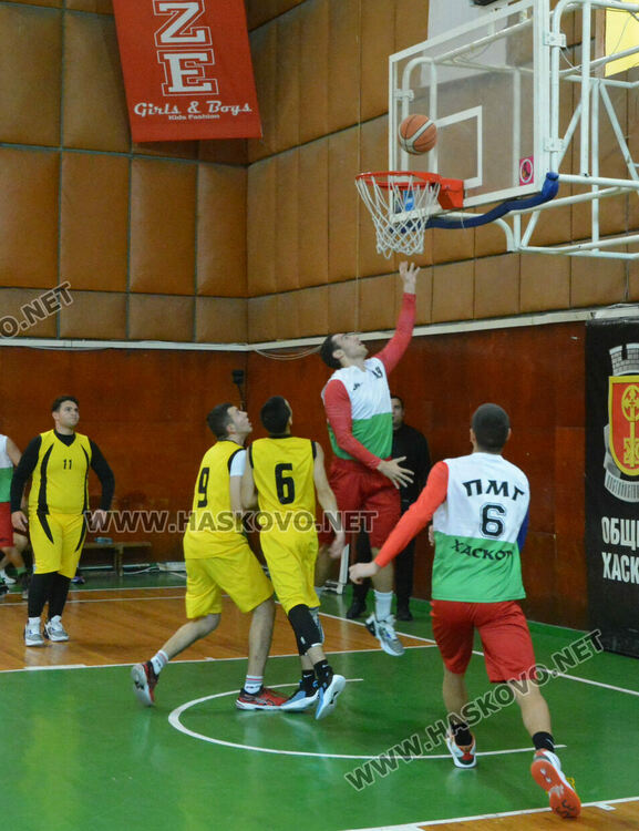 ПМГ и &bdquo;Климент Охридски&ldquo; с победи на старта на ученическо първенство по баскетбол