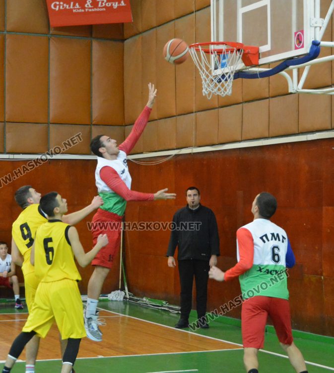 ПМГ и &bdquo;Климент Охридски&ldquo; с победи на старта на ученическо първенство по баскетбол