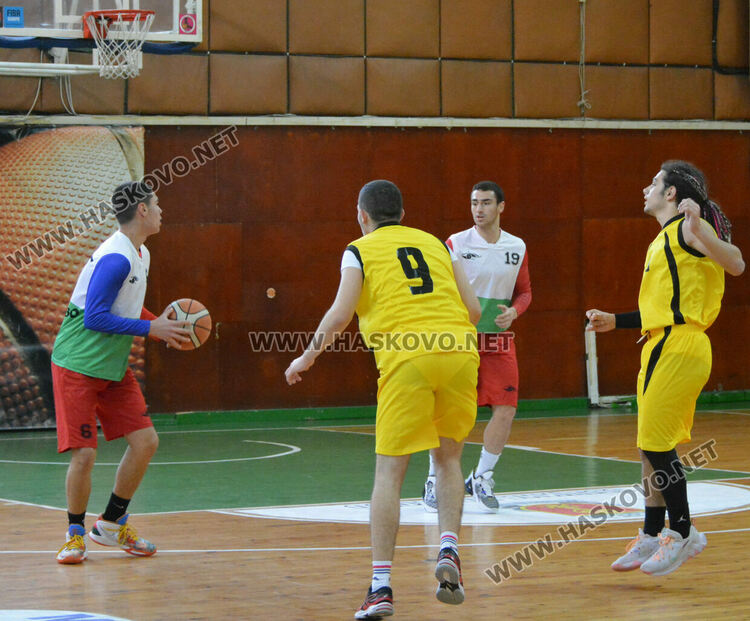 ПМГ и &bdquo;Климент Охридски&ldquo; с победи на старта на ученическо първенство по баскетбол