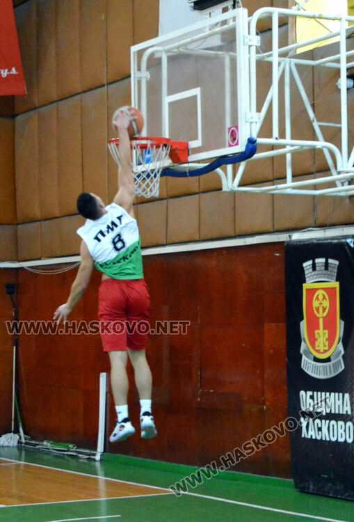 ПМГ и &bdquo;Климент Охридски&ldquo; с победи на старта на ученическо първенство по баскетбол