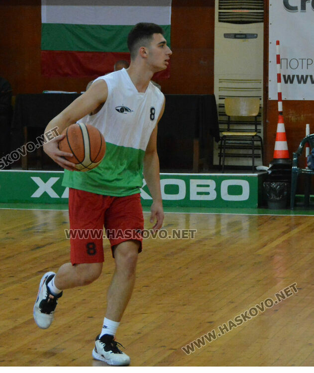 ПМГ и &bdquo;Климент Охридски&ldquo; с победи на старта на ученическо първенство по баскетбол