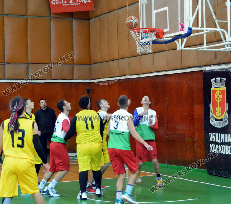 ПМГ и &bdquo;Климент Охридски&ldquo; с победи на старта на ученическо първенство по баскетбол