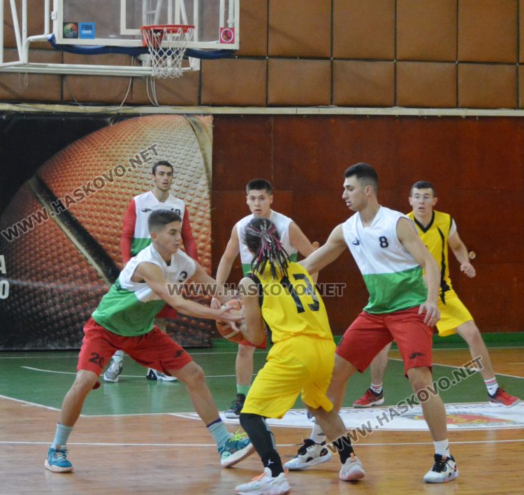 ПМГ и &bdquo;Климент Охридски&ldquo; с победи на старта на ученическо първенство по баскетбол