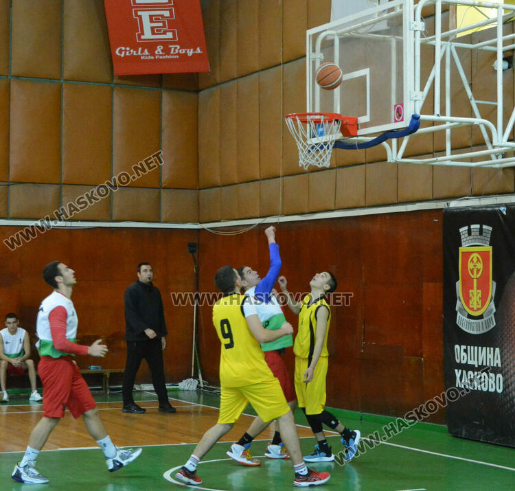 ПМГ и &bdquo;Климент Охридски&ldquo; с победи на старта на ученическо първенство по баскетбол