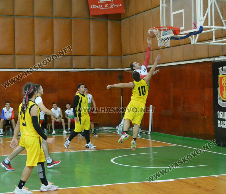 ПМГ и &bdquo;Климент Охридски&ldquo; с победи на старта на ученическо първенство по баскетбол