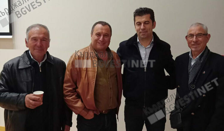 Кирил Петков с противници на ДПС