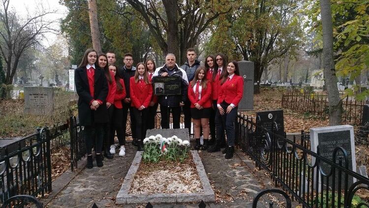 Историците на "Славейков" отдават почит на патрона си в София