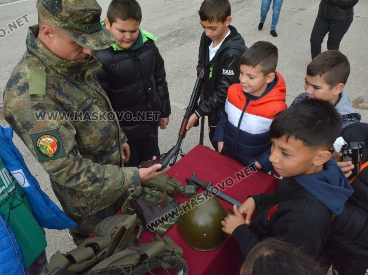 Децата от село Малево с урок по родолюбие на Учебния полигон „Корен“