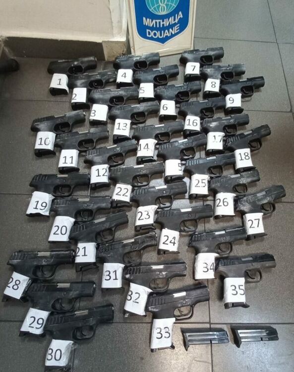Контрабанда от 35 пистолета е разкрита по границата ни с Турция