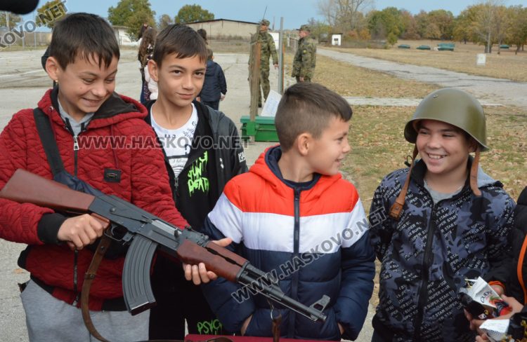 Децата от село Малево с урок по родолюбие на Учебния полигон „Корен“