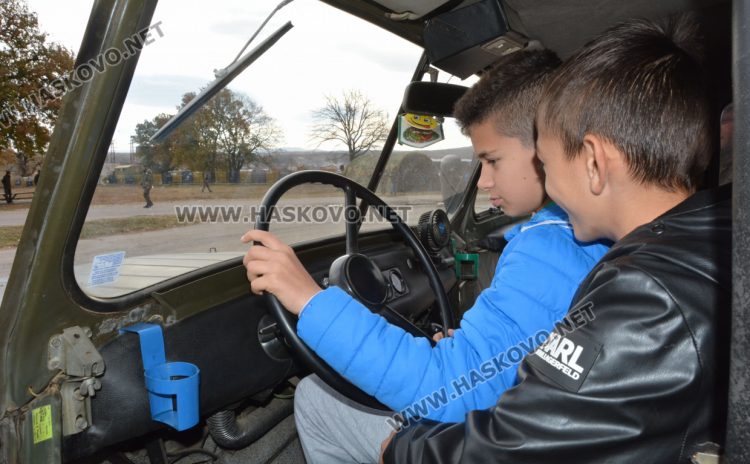 Децата от село Малево с урок по родолюбие на Учебния полигон „Корен“