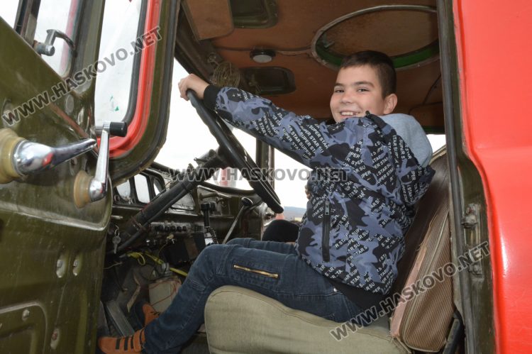 Децата от село Малево с урок по родолюбие на Учебния полигон „Корен“