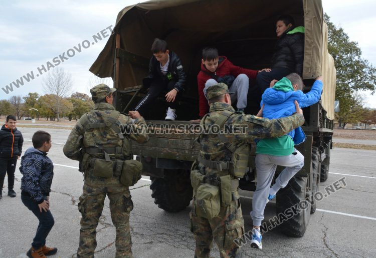 Децата от село Малево с урок по родолюбие на Учебния полигон „Корен“