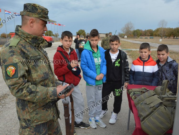Децата от село Малево с урок по родолюбие на Учебния полигон „Корен“