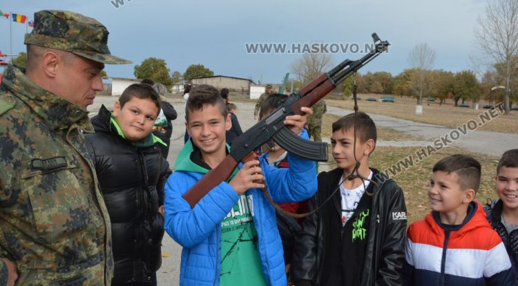 Децата от село Малево с урок по родолюбие на Учебния полигон „Корен“