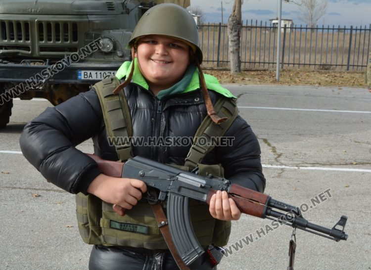 Децата от село Малево с урок по родолюбие на Учебния полигон „Корен“