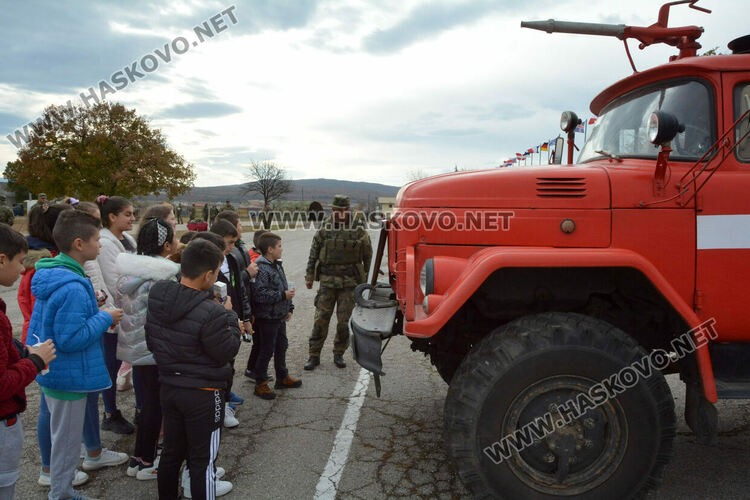 Децата от село Малево с урок по родолюбие на Учебния полигон „Корен“