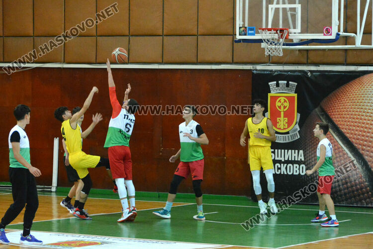 ПМГ с 3 шампионски отбора в ученическото първенство по баскетбол