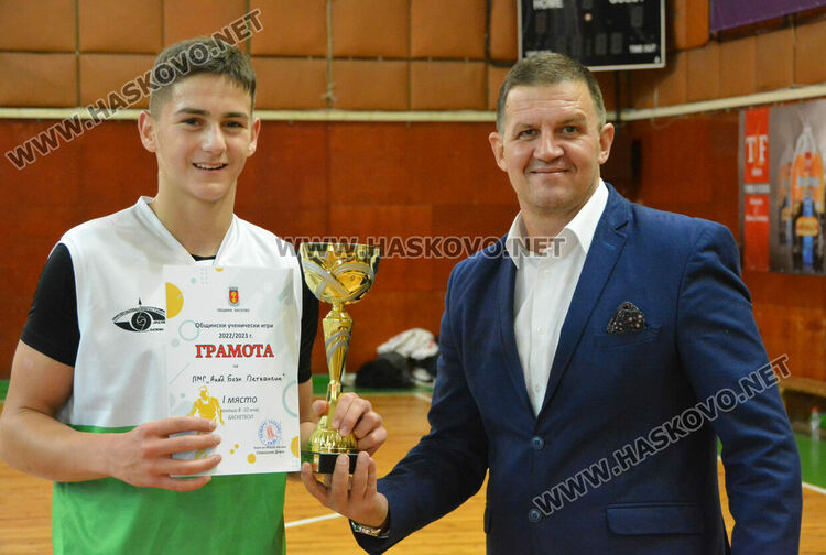 ПМГ с 3 шампионски отбора в ученическото първенство по баскетбол