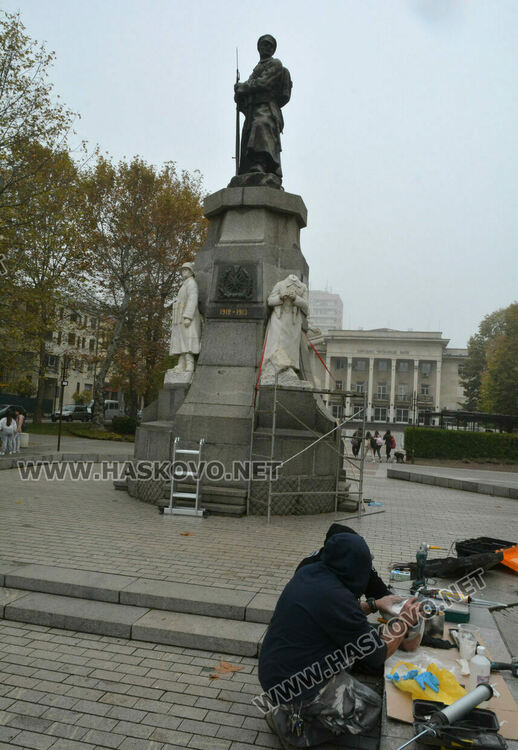 Възстановяват съборената глава на Паметника на незнайния войн