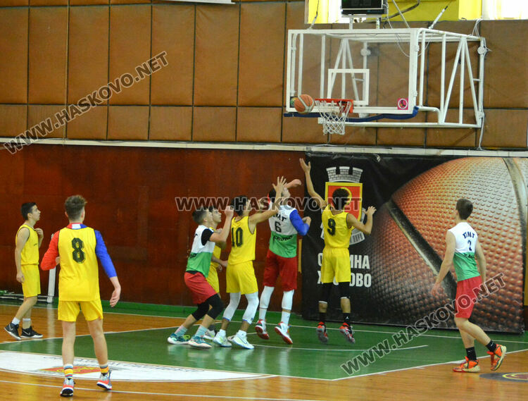 ПМГ с 3 шампионски отбора в ученическото първенство по баскетбол