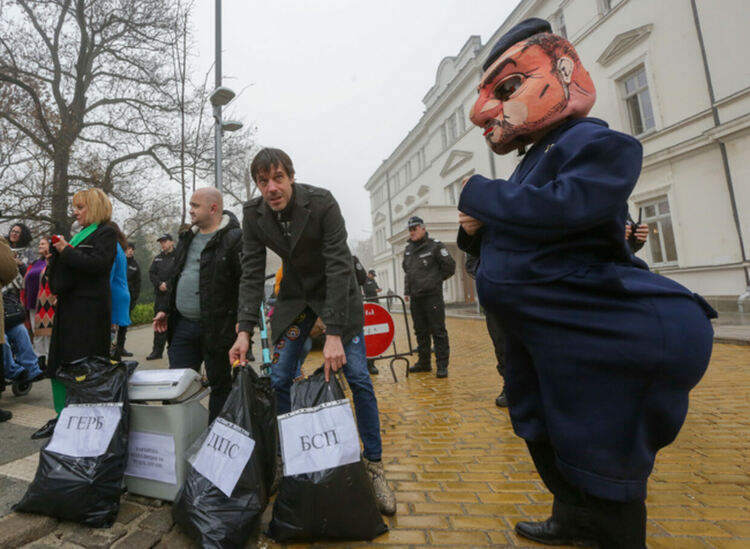 Акция „Чували с бюлетини“ пред Народното събрание срещу промените в Изборния кодекс