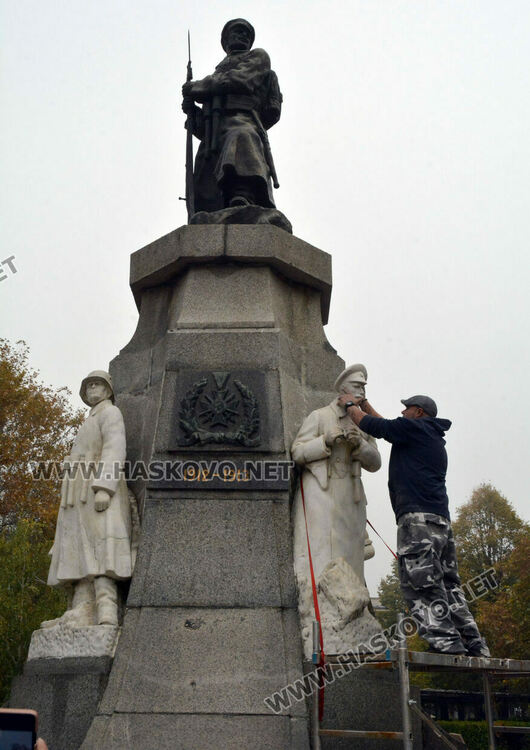 Възстановяват съборената глава на Паметника на незнайния войн